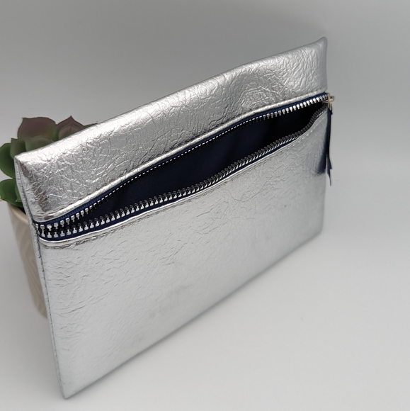 Ipsy Glam Bag Plus Silver December 2019 New - Picture 3 of 3